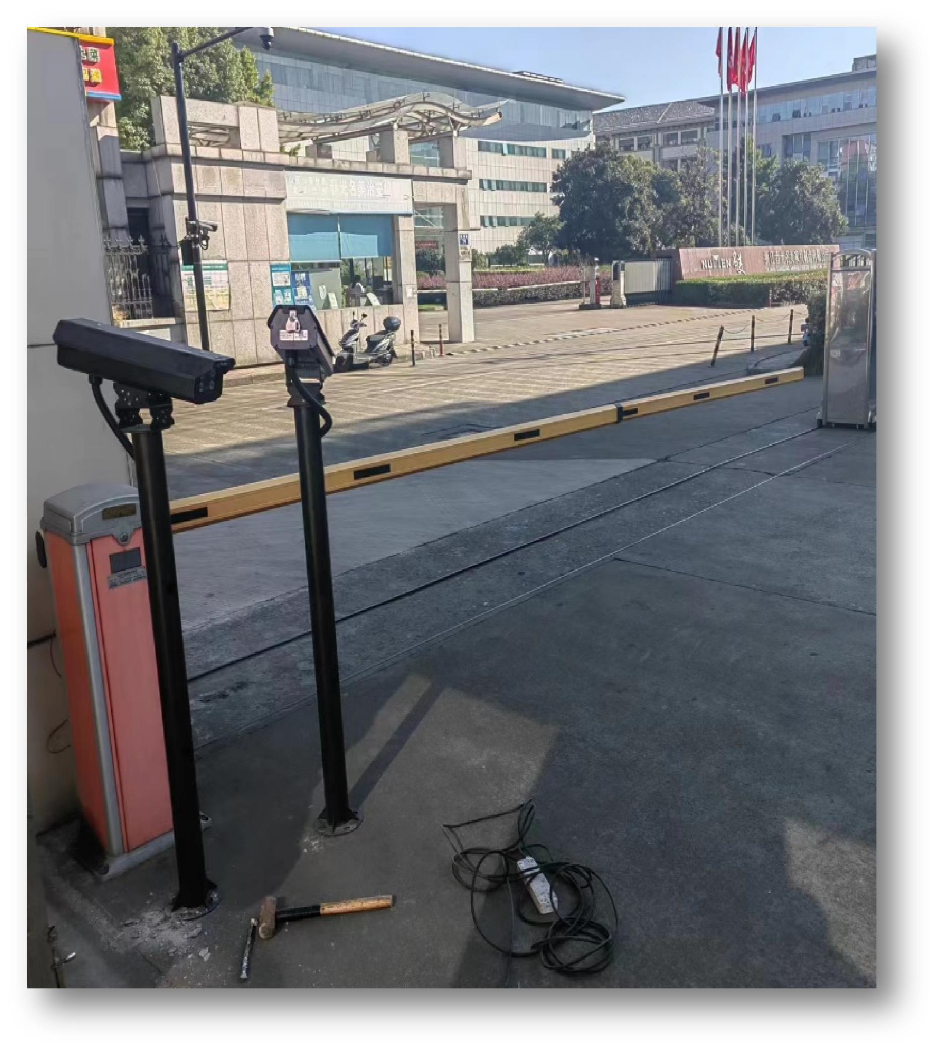 车辆门禁识别设备与道闸现场部署照片